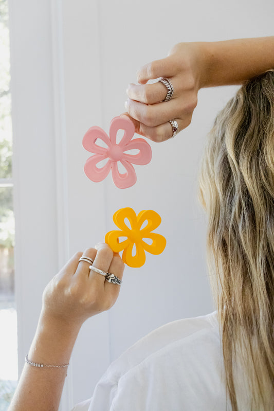 Matte Hollow Flower Claw